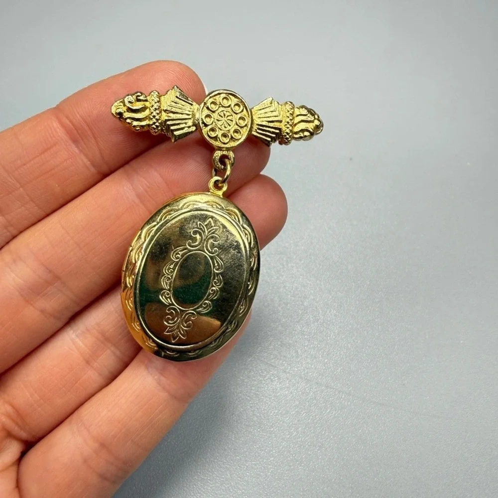 Vintage Mandle Victorian Revival Gold Tone Locket Pin Brooch
